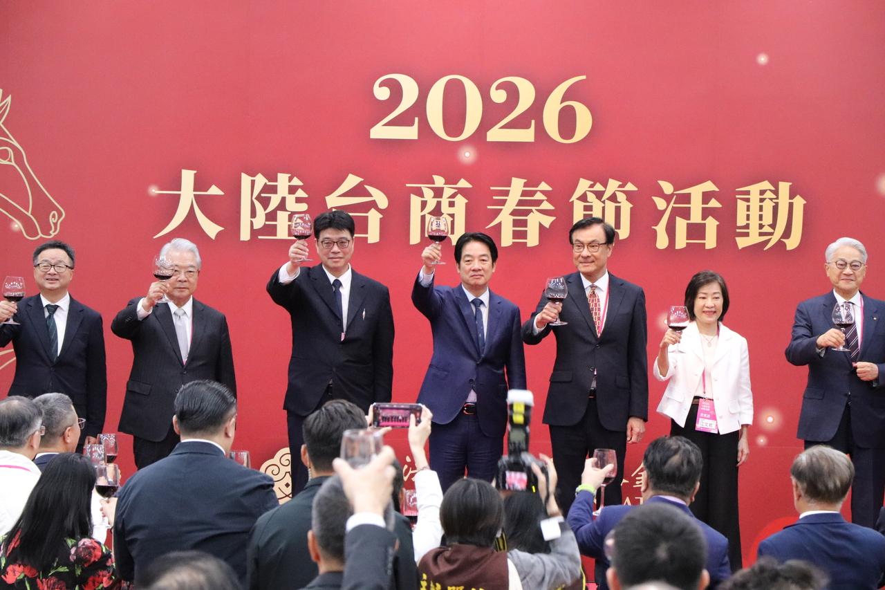 特朗普来京计划吓坏谁，赖清德态度180度大变，罕见改口喊大陆谁能想到，那个动