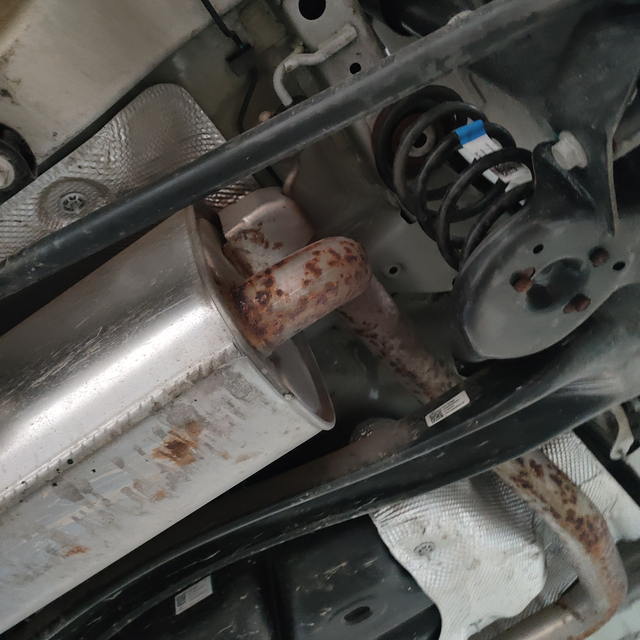 你们的威朗生锈吗开起来感觉可以，高速挺稳，油耗6个左右，市区油耗七八个。车机会