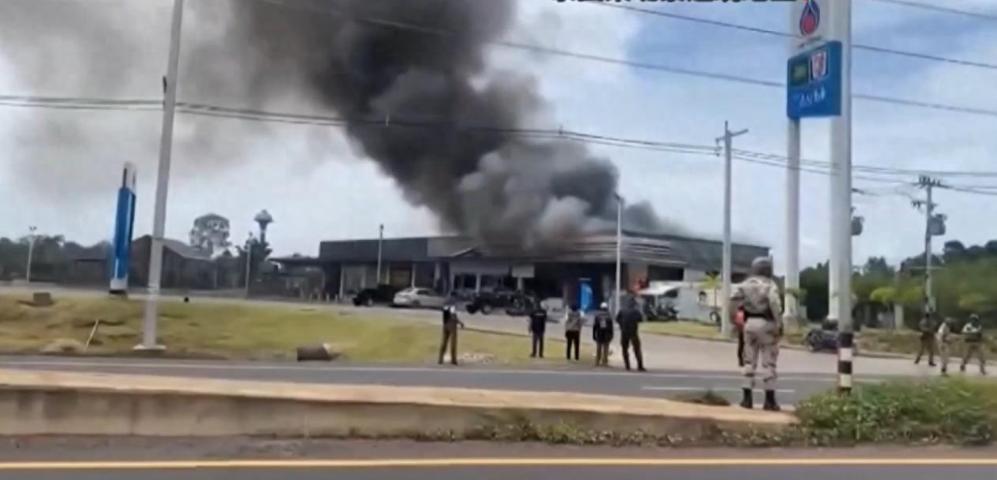 泰柬边境战火再起：凌晨三度炮击震惊东南亚地区安全局势急转直下。7月25日凌