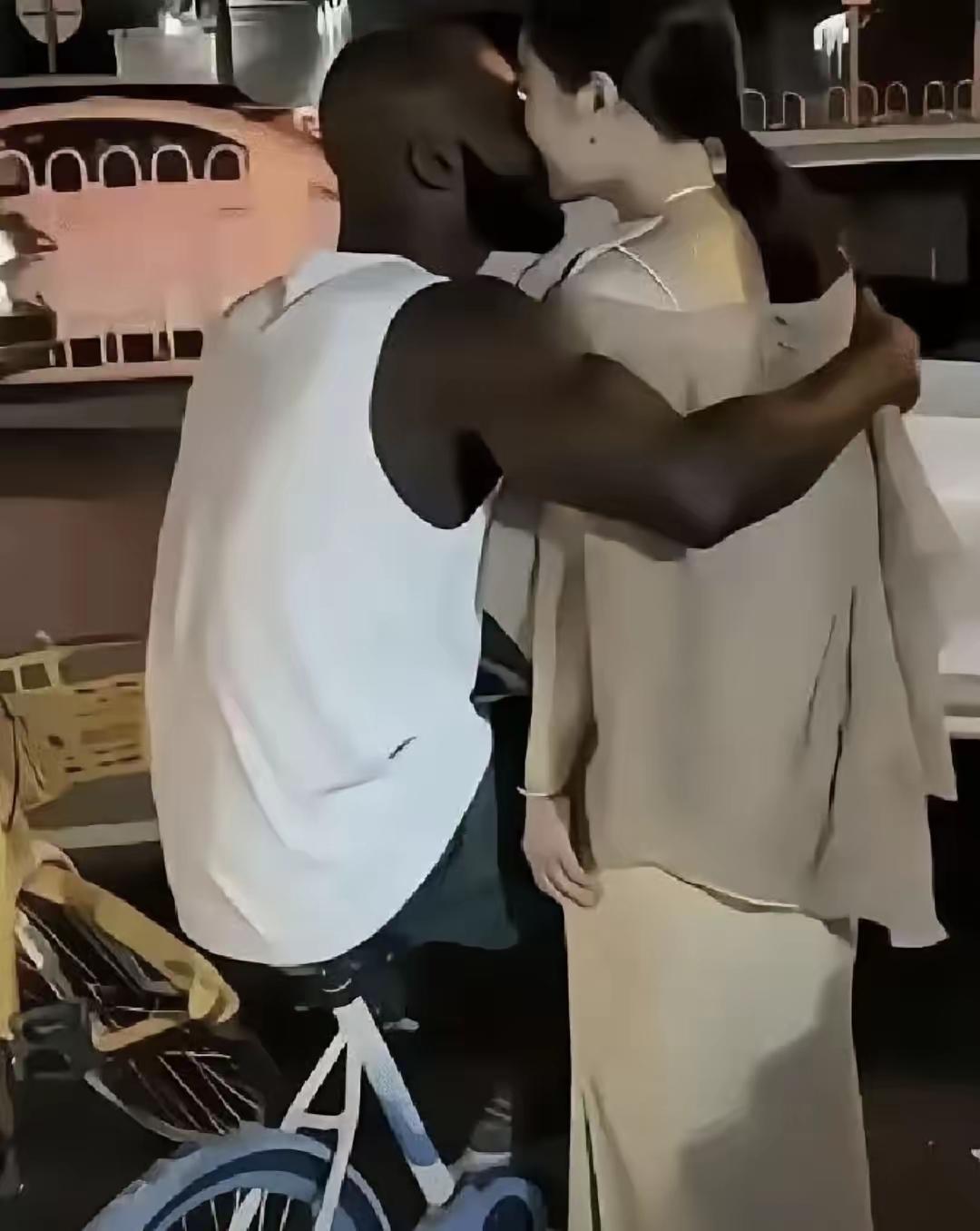 为什么现在女的要找黑人，网络压力这么大，还是阻止不了她们的热情。特别是在广州，