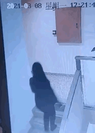 职业所在，头脑记忆，肌肉自我反应本能。美女端菜，几十年了。早就把菜端的炉火纯