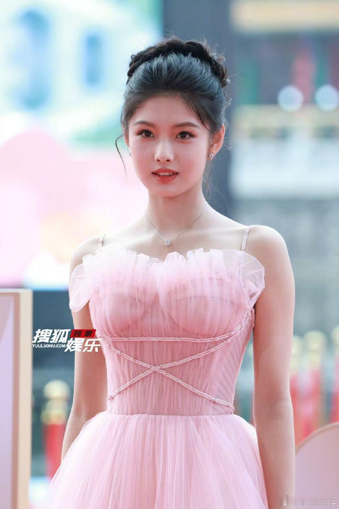 艾米粉色水蜜桃刷到艾米文荣奖红毯图，我直接心动！粉色纱裙太显嫩了，活脱脱一颗甜