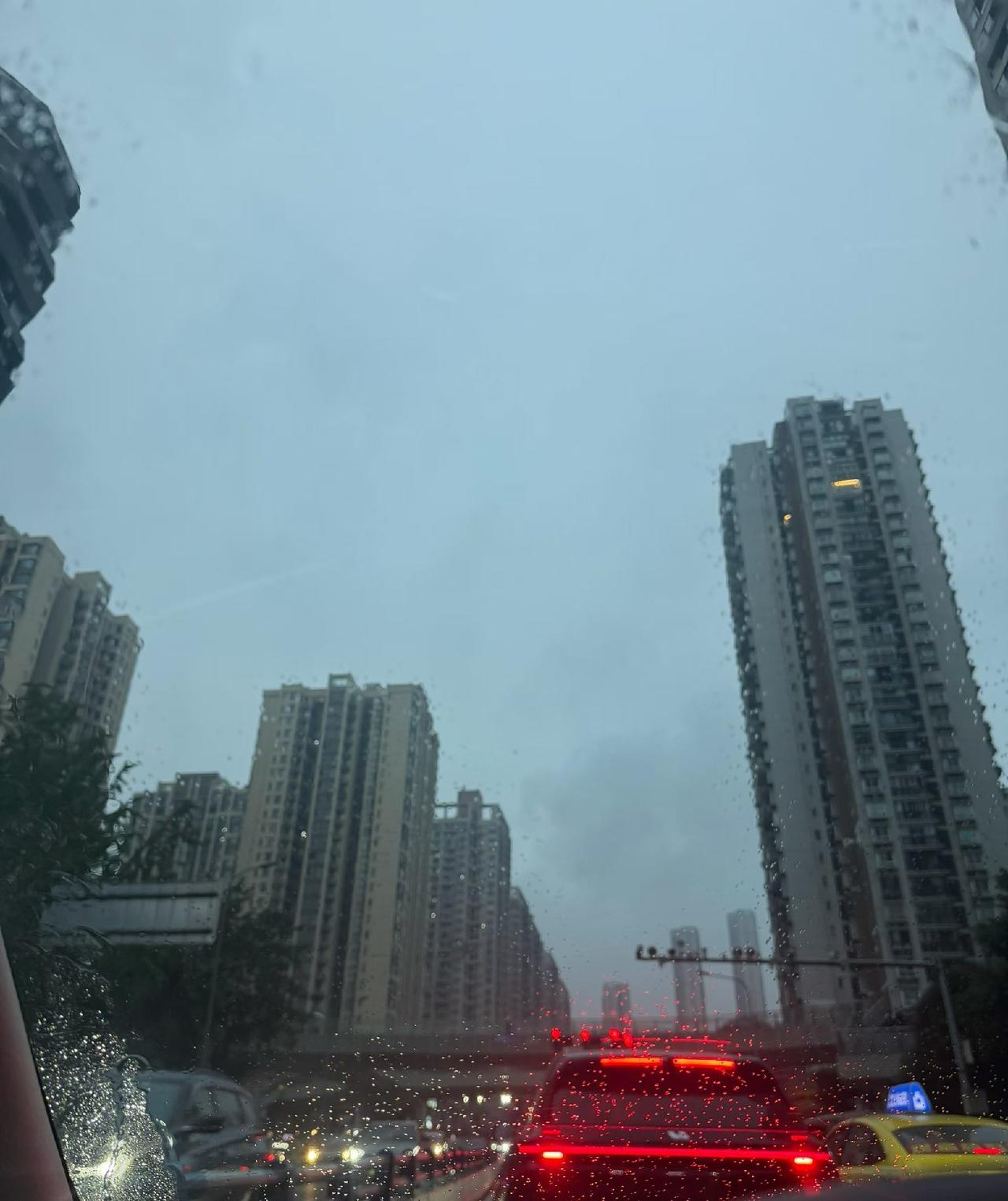 都说重庆没有过渡季节，夏天和秋天往往只隔一场夜雨。熬过两个多月炙烤般的高温酷暑，