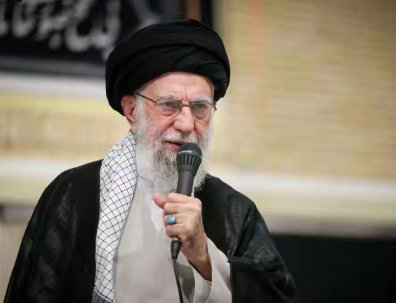 30枚炸弹砸出三个巨洞：哈梅内伊家被灭门，内奸就在身边伊朗法尔斯通讯社确认：