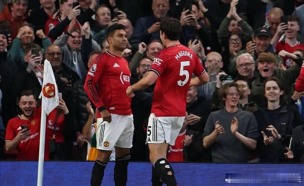 英超第34轮，曼联2-1战胜布伦特福德。赛后，前曼联球员加里·内维尔开玩笑称，卡