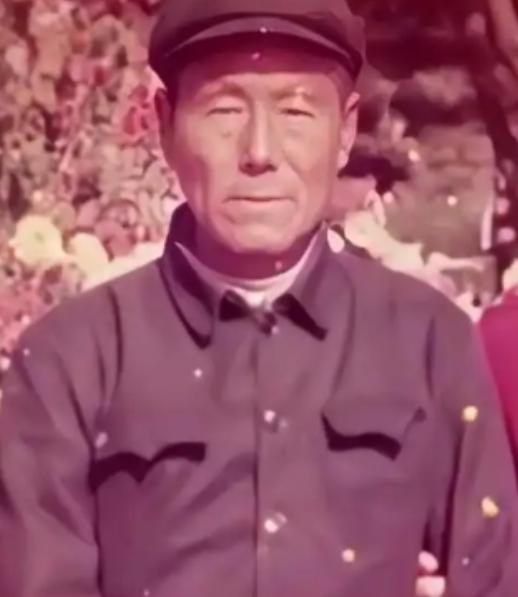 1950年，一个身高体壮的土耳其大兵，瞧见志愿军战士董明德已经力竭倒地，便打算冲