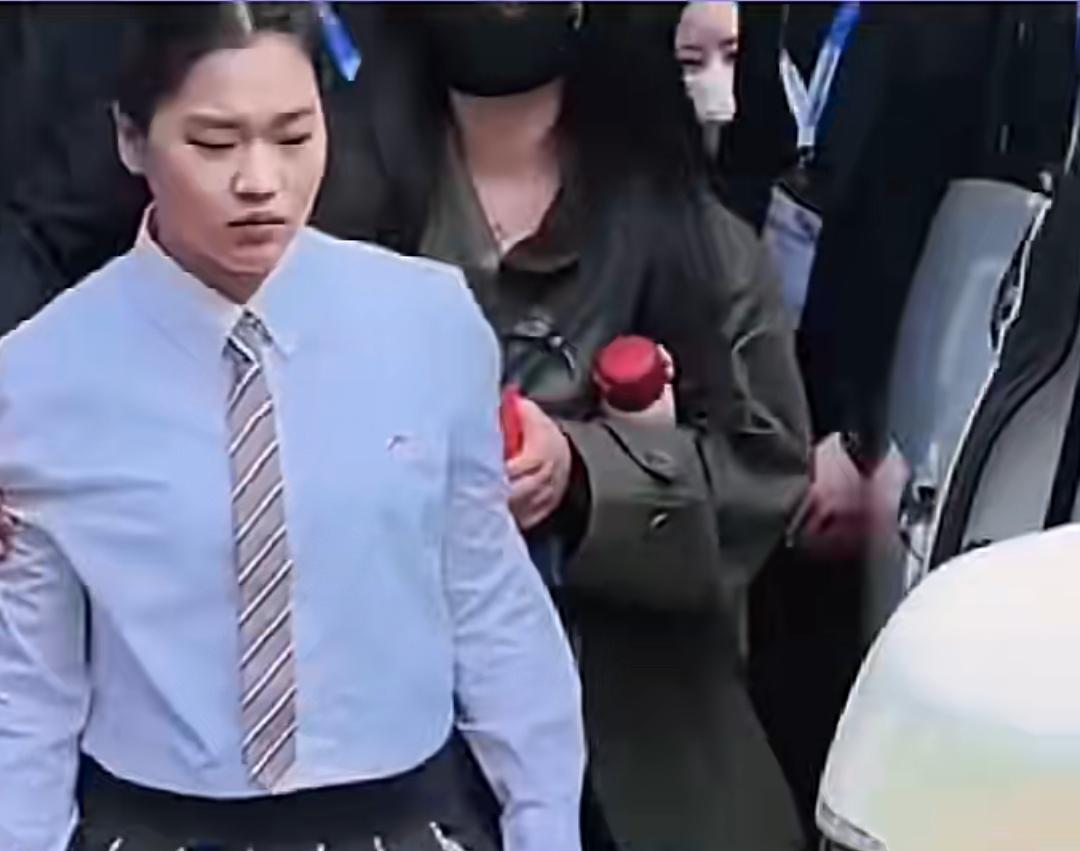 3月12日，我一朋友去上海参加活动，你猜看到谁了，全红婵。当天，全红婵在公