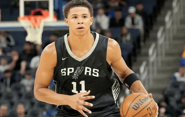 NBA夏季联赛，马刺111-70战胜76人。赛后，马刺媒体EricSalin