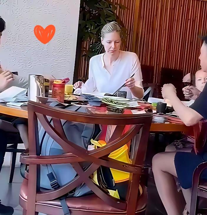 撒贝宁妻子李白近照冲上热搜，网友直呼：白种人的衰老速度也太“猛”了！“白种