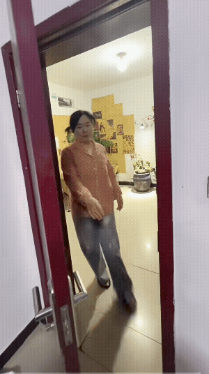 “鲁提辖”拳打“西门庆”，拳拳到肉。你说！她的这男人得多抗揍吧！估计这样子打下