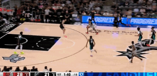 杨瀚森这记盖帽太炸了！哈珀持球冲击篮下想上篮，2米16的大杨直接镇守禁飞区，抬手