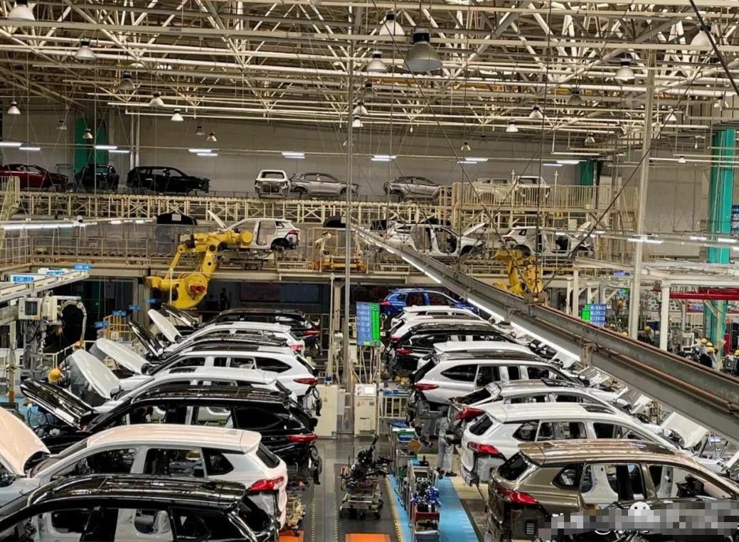 丰田去年赚了2395亿，比中国18家上市车企加起来还多。但利润跌了10%。比亚