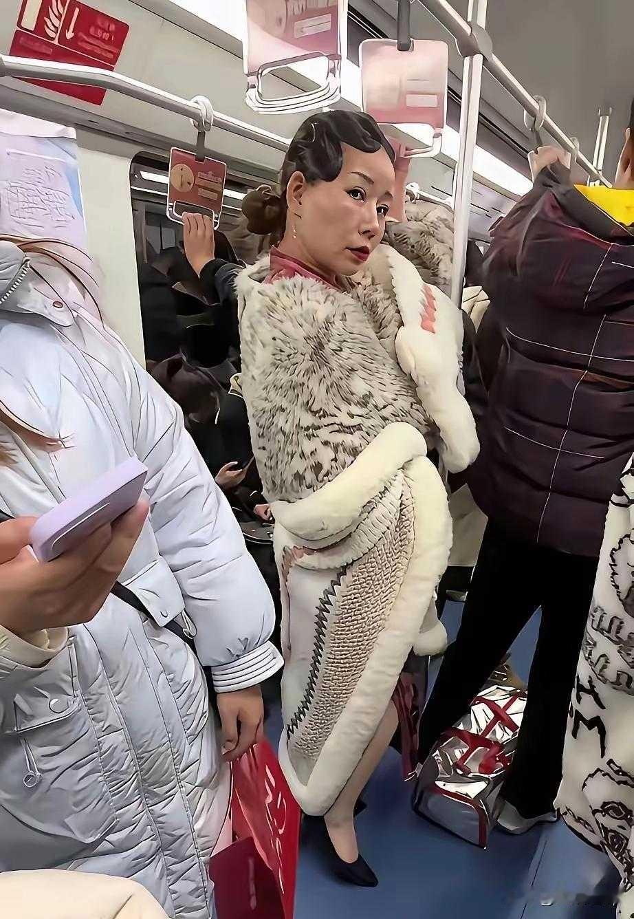 大姐这身打扮，我自愧不如