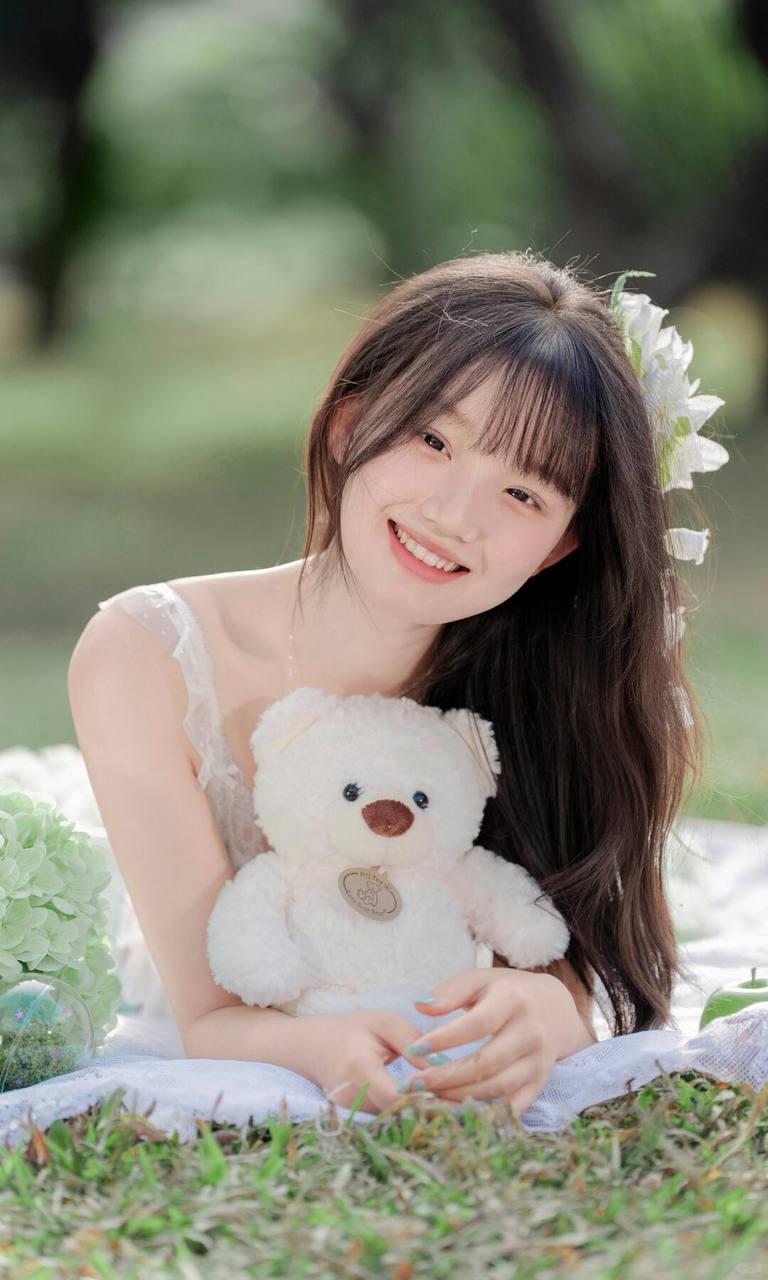 阳光下的甜美少女与她的毛绒小熊🌞🧸💕甜美少女甜系毛绒写真毛绒少女照