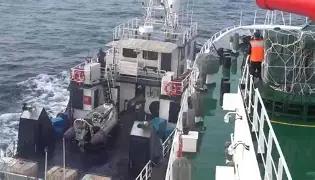 南海仙宾礁外一声闷响，菲方公务船船舷当场撞弯、甲板设备散落一地。9月18日两船擦