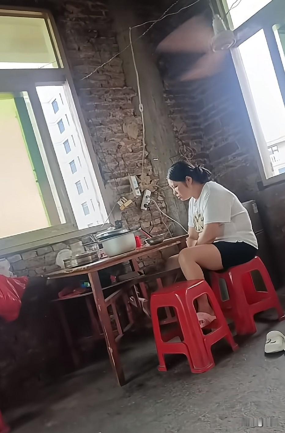 婚前口水是甜的，婚后呼吸都是臭的[doge]