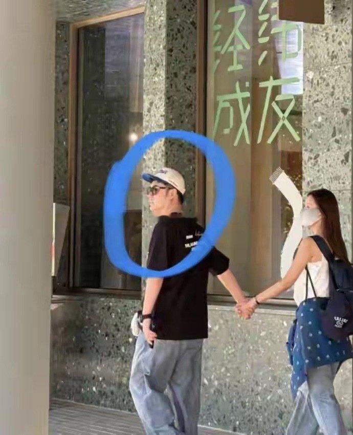 网友在阿那亚偶遇陈赫和妻子度假，42岁张子萱穿白色吊带配牛仔裤，清纯的像个大学生​