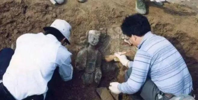 1996年，山东一干部王华庆早起晨练，路过建筑工地时，突然发现一个奇怪的“土堆”