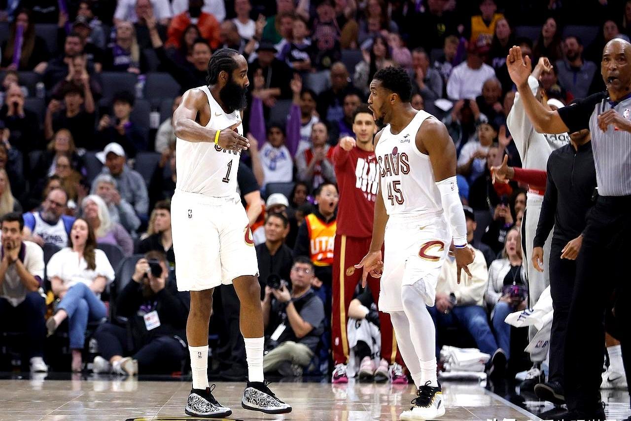 哈登刚轰20分4助干翻尼克斯，转头就攥着骨折的拇指蹲在替补席！你敢信？快船