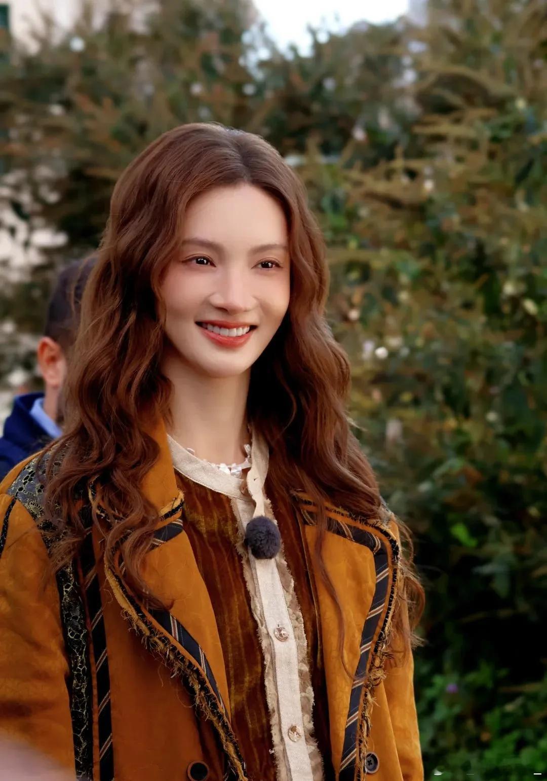 金晨、黄景瑜、王安宇这三人，真像一个没血缘却黏得紧的家。综艺里金晨一句“我是来