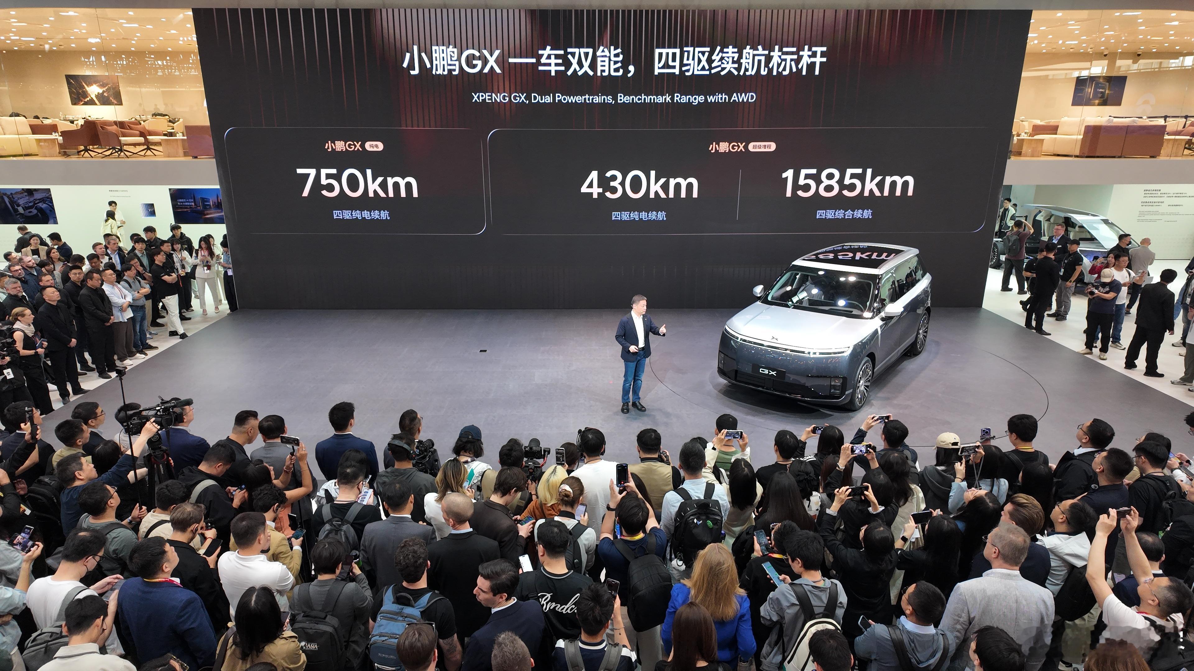 小鹏GX一车双能，四驱续航新标杆。小鹏GX打破四驱与长续航不可兼得的固有认知，纯