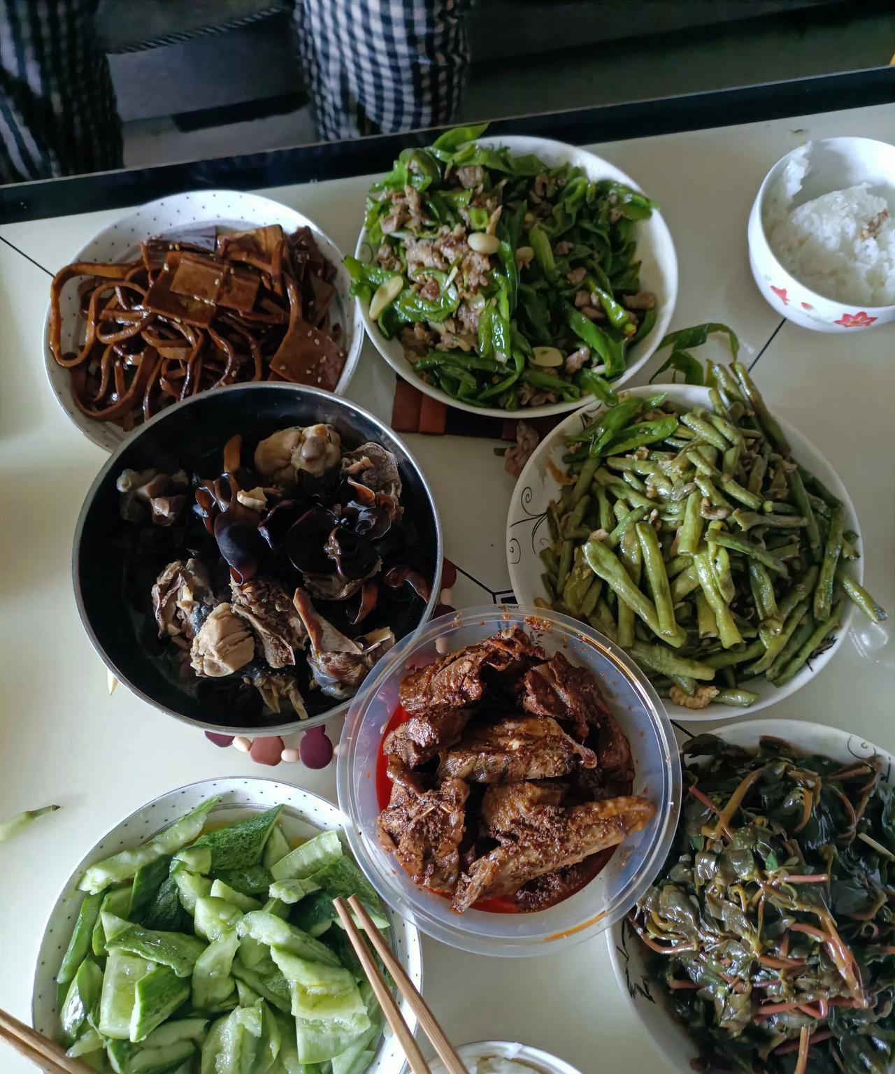#看看我做的小吃#父親節中餐和晚餐在家吃飯，采了馬齒莧野菜，自己種的黃瓜和農民種