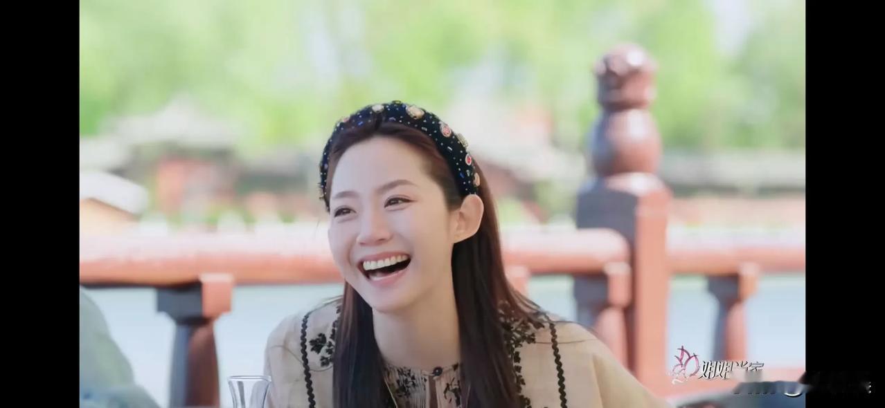 万千惠，得意大笑。在采访中，万千惠对主持人说了一件事，主持人听完，很震惊地看着