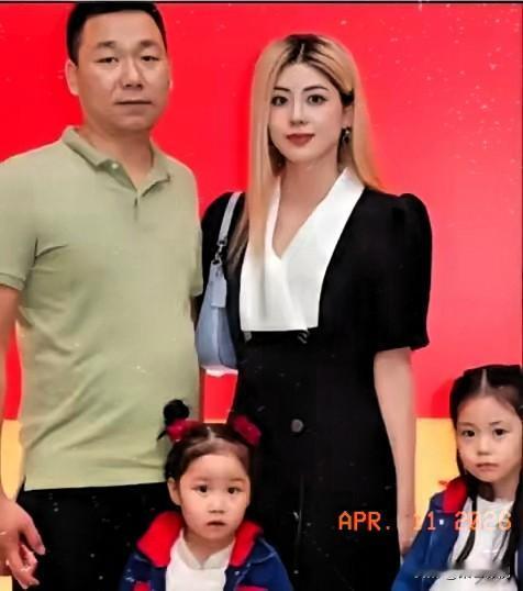 在山东的一个小村庄里，28岁的李磊活得有些憋屈。守着几亩薄田，种着传统的小