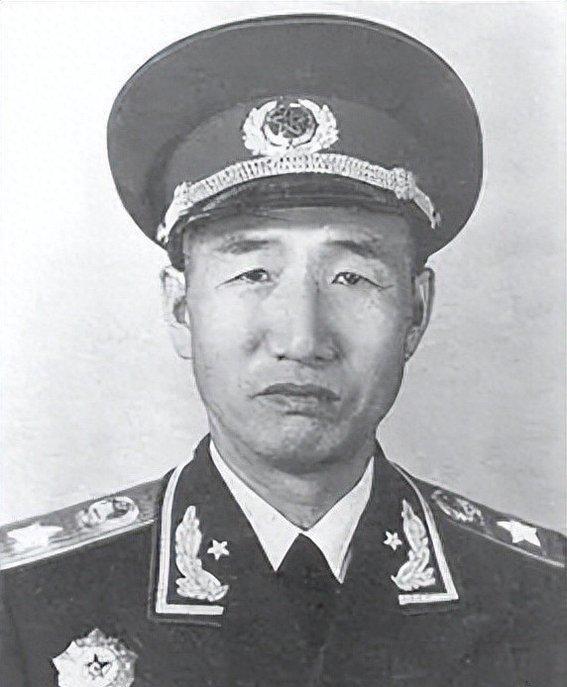 1932年霍丘伏击战，陈赓设伏重创敌军，敌师长赤膊冲锋，陈赓断言此人会成为日后劲