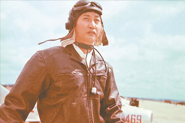 1951年，志愿军飞行员刘玉堤在返航途中，无意间向云层下面瞟了一眼，竟然看到了一