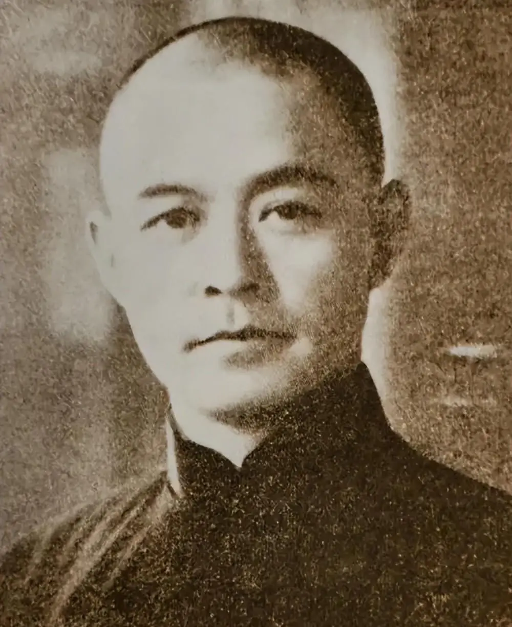 1938年，张自忠的警卫，糟蹋了16岁姑娘，被处枪决。行刑时，2枪打过去，警卫倒