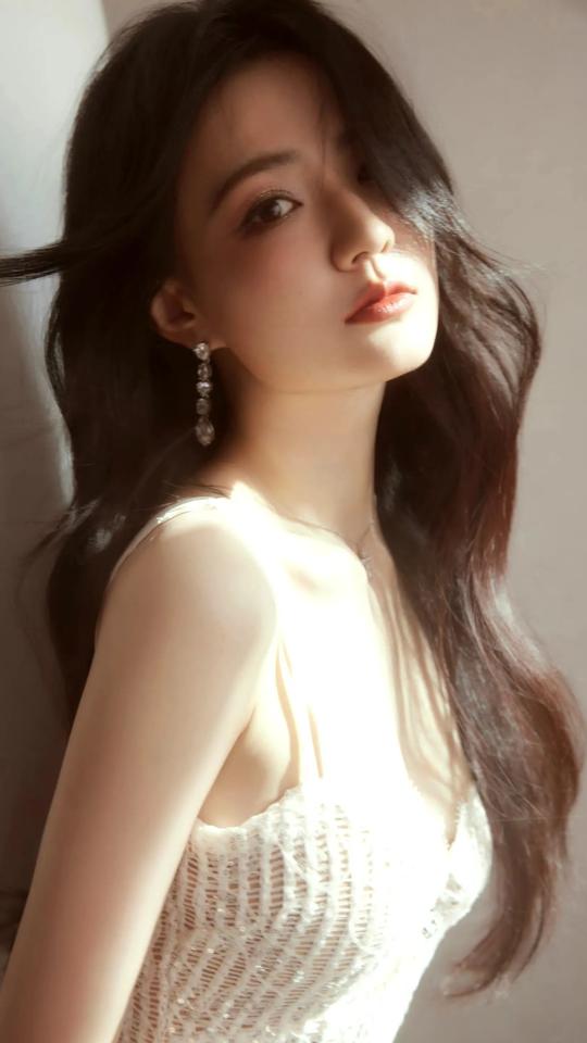 徐璐：玉颜如花，风姿绰约。徐璐谁是你见过最有魅力的女性？