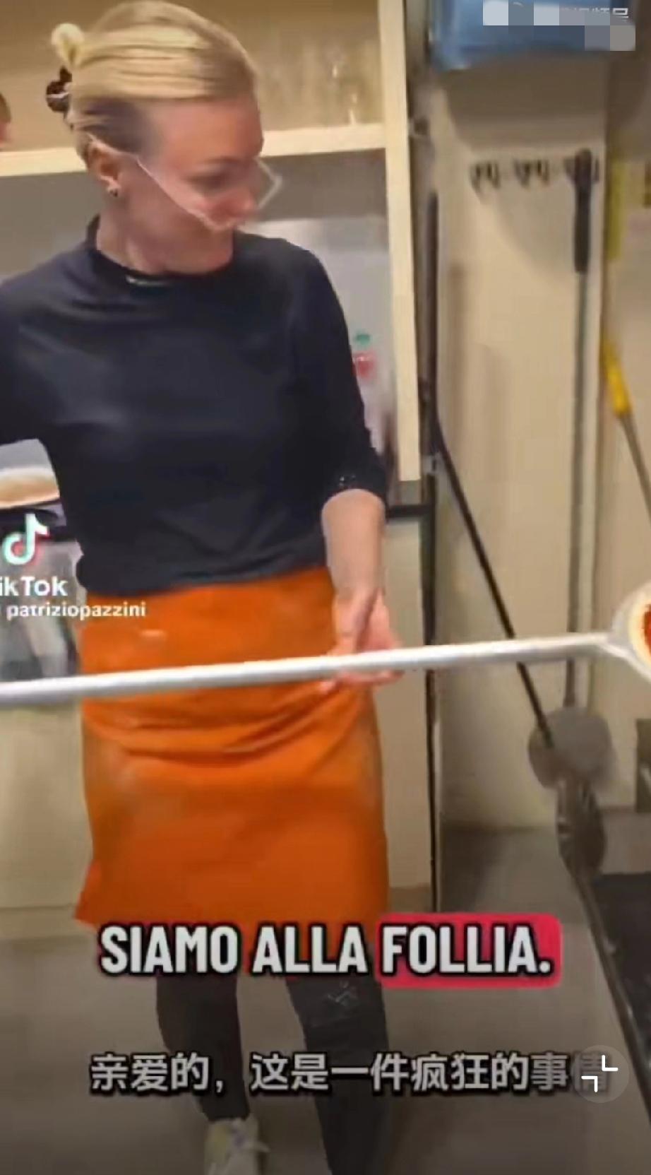 意大利一披萨店店主当着台湾游客面辱华，被留学生和当地华侨教训后在镜头前痛哭流涕道