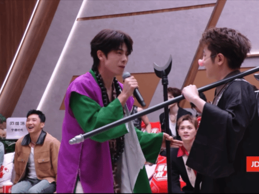王以太顶个猪鼻子演西游记王以太戴上猪鼻子和曾辉即兴演起西游记，rapper秒变二