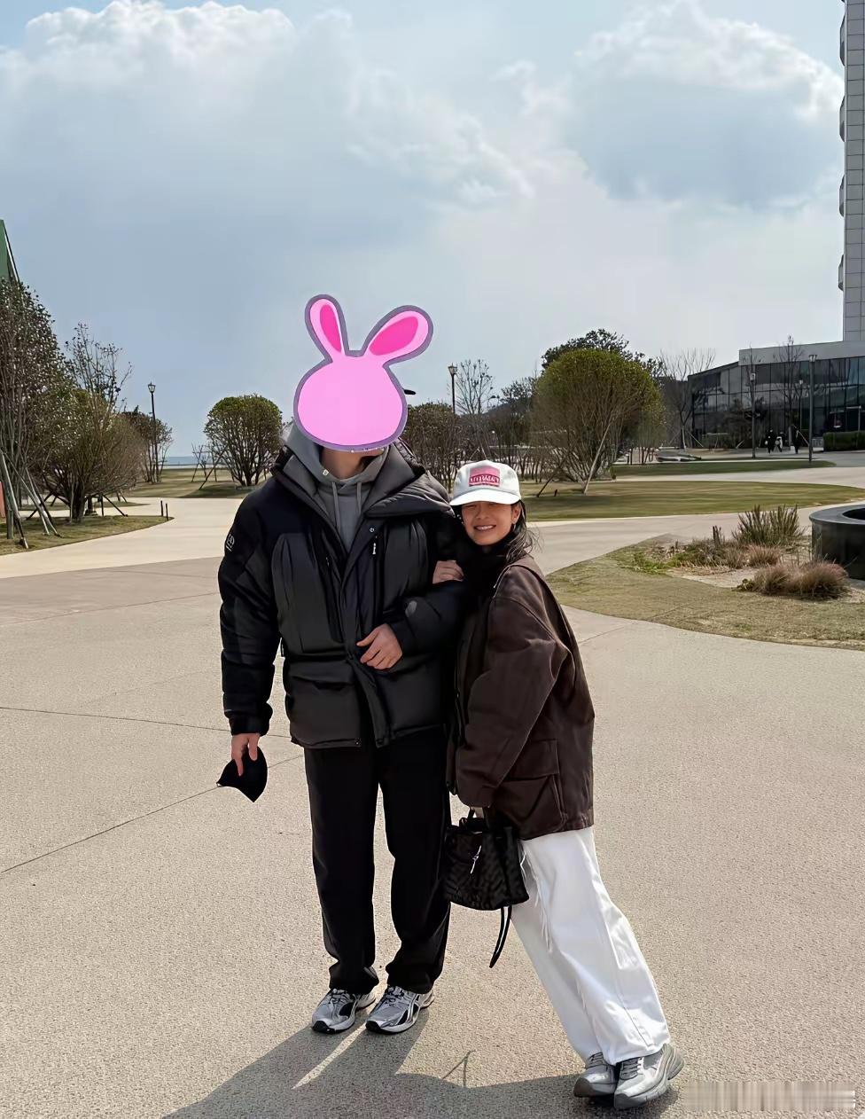 孙艺珍晒与玄彬合影，是儿子金甜豆给他们拍的，孙艺珍骄傲的晒出与玄彬的两张合影，不