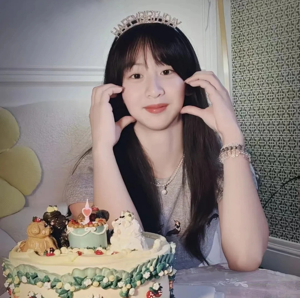 前不久，森碟刚度过17周岁生日，叶一茜在社交平台晒出多张女儿正脸、侧脸庆生美照。