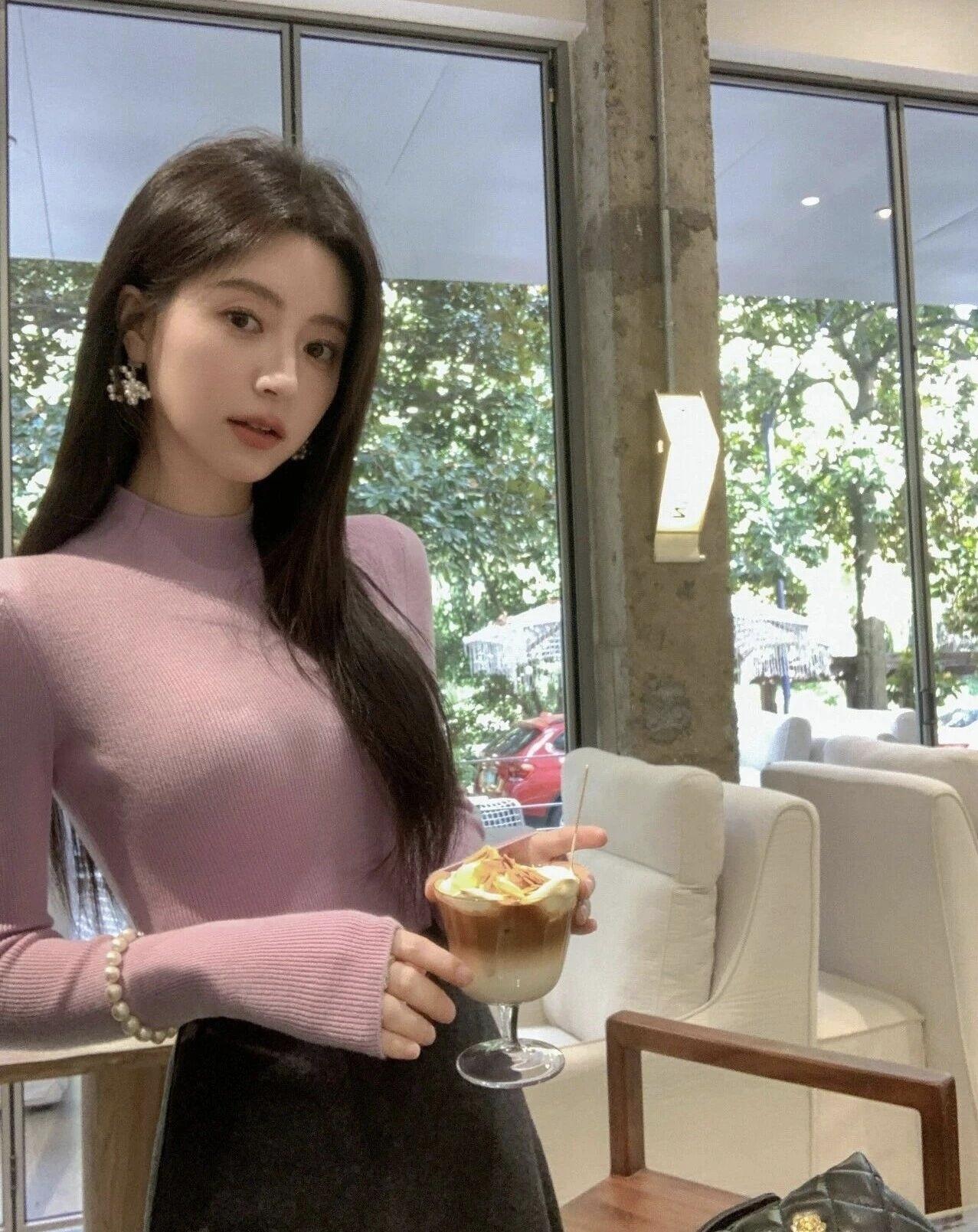 在街角的咖啡店邂逅温柔，粉调针织衫揉碎了秋日的慵懒，手中的特调咖啡是独属于午后的