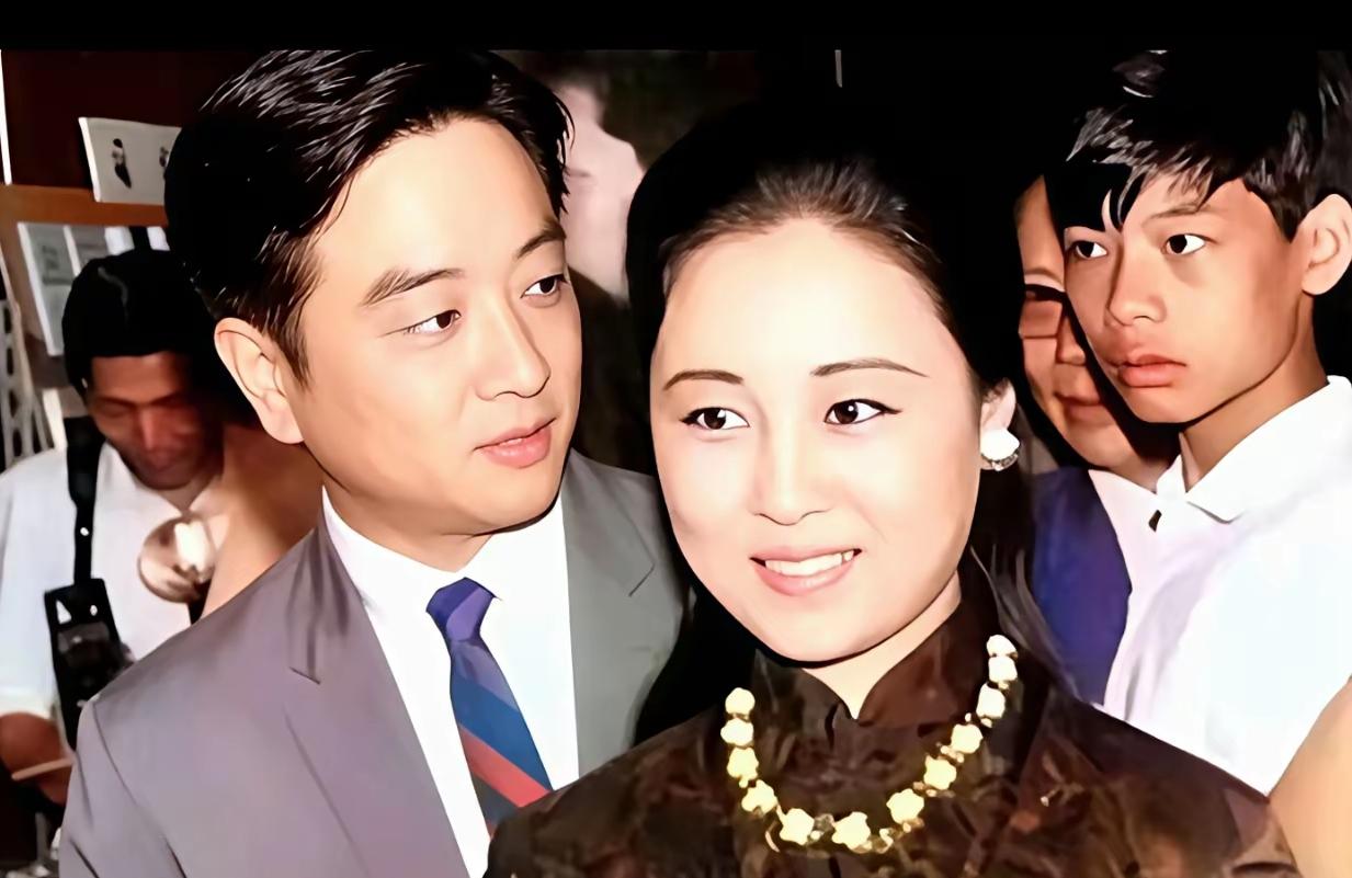 难怪琼瑶一见倾心🔥翻看这张老照片，年轻时的平鑫涛确实相貌出众。眉清目秀，