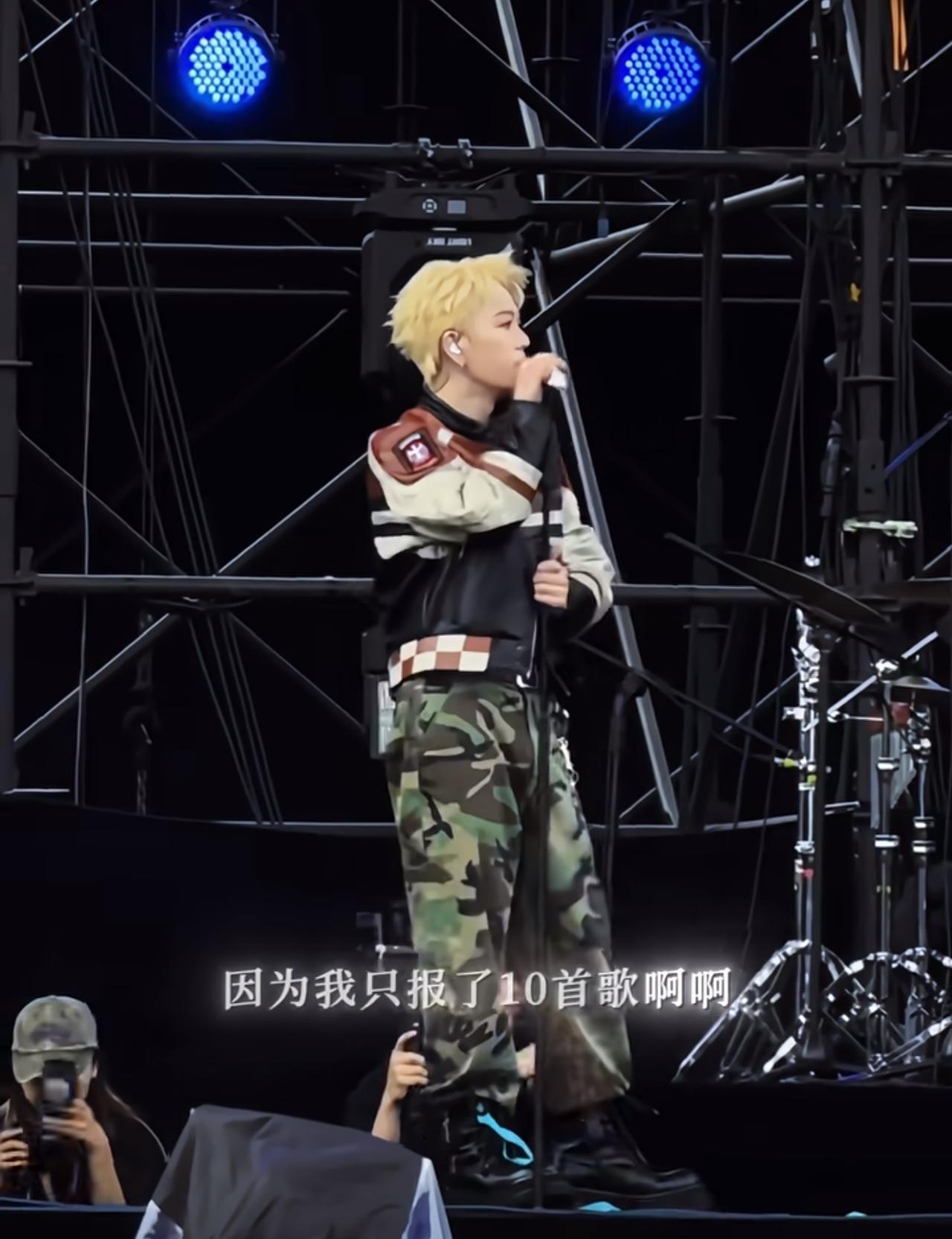 王栎鑫音乐节舞台上因时间富余现场加歌获好评！糊糊今晚又被歌迷们爱了。因为他在