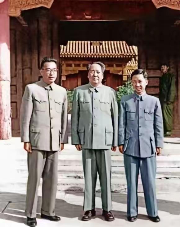 毛主席的合影从来不是简单的定格，那股藏不住的气场，根本不是“霸气”二字能概括的。