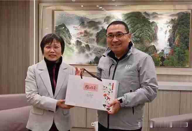 2026年1月6日，新北市长侯友宜被曝为绿营市长候选人苏巧慧站台，更与被国台办列