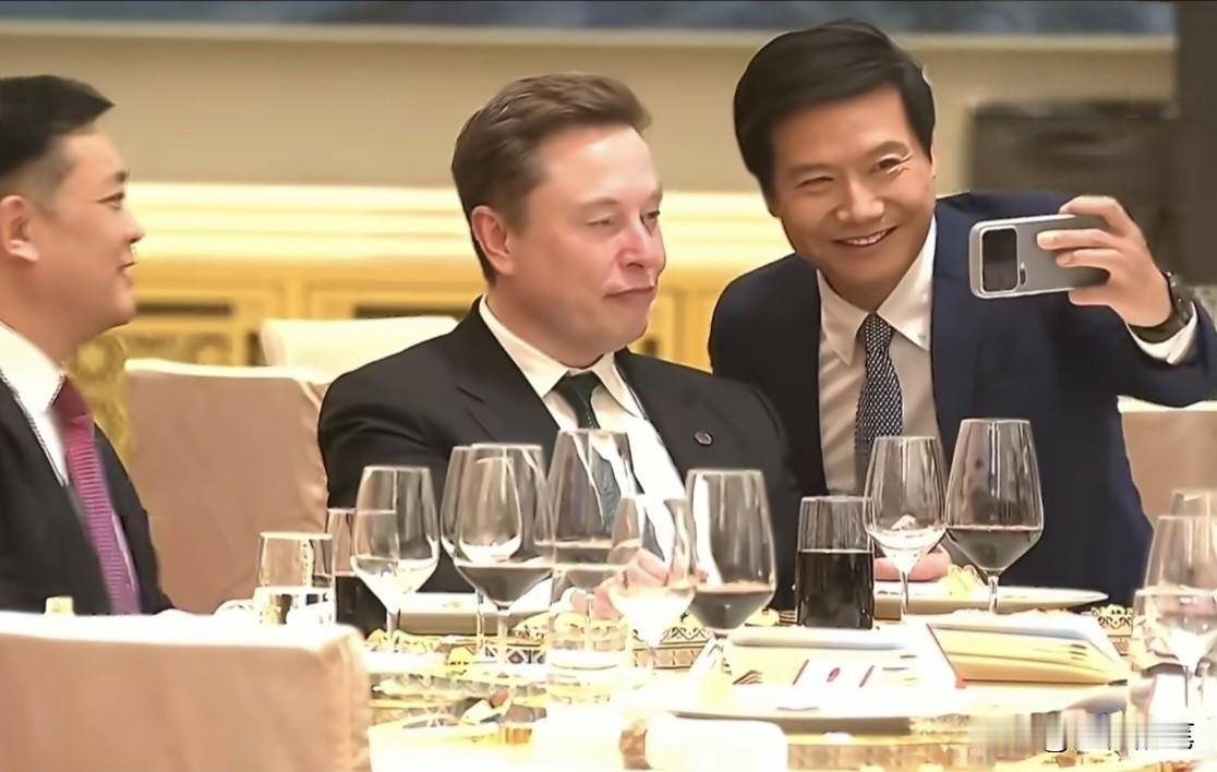 欢迎特朗普的晚宴上，没想到马斯克这么受欢迎，不仅库克过来与他拍照，连雷军也特地跑