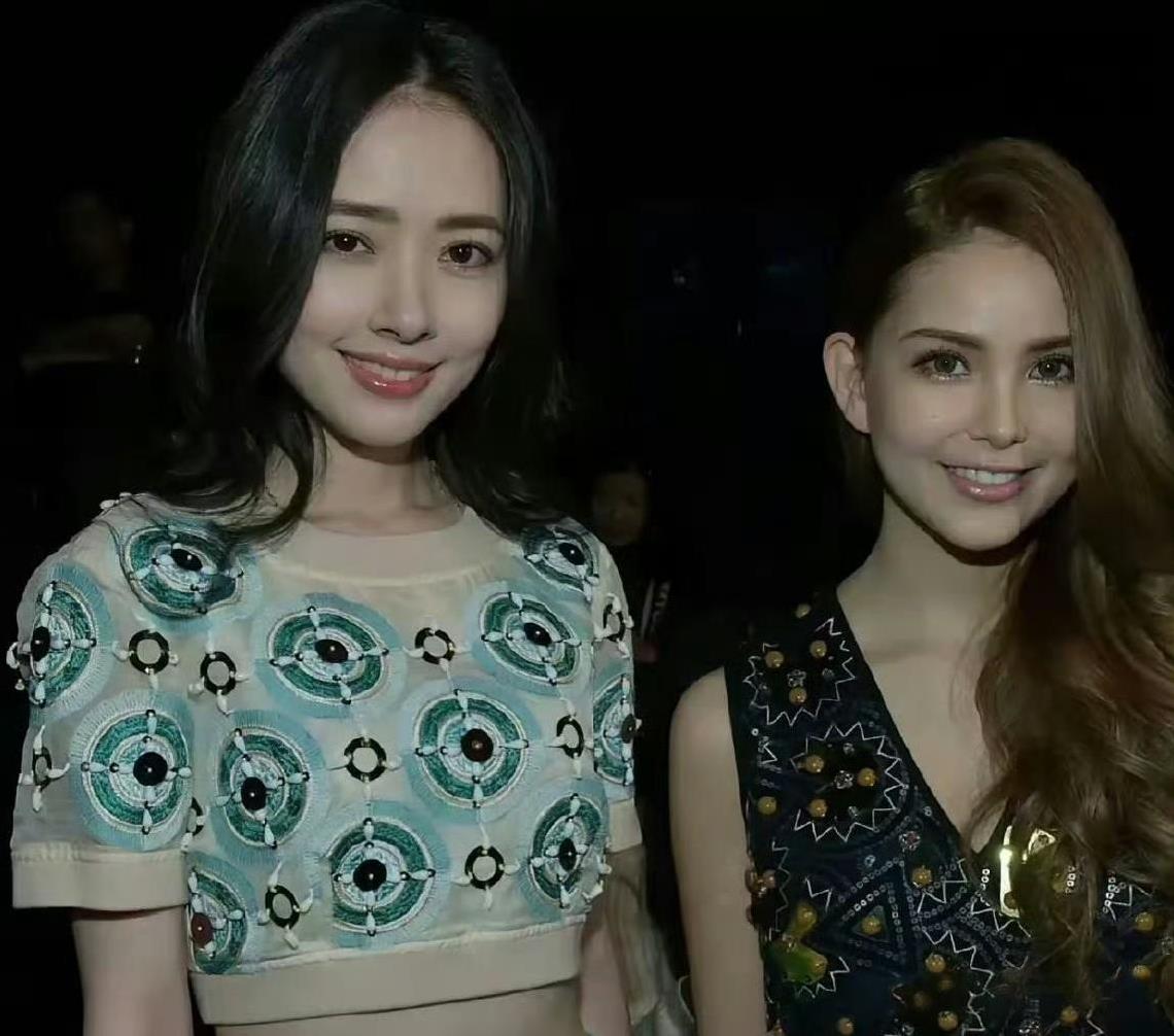 郭碧婷这张合照真是绝了，果然“合照杀手”不是白叫的！她那种美特别松弛，就像随手