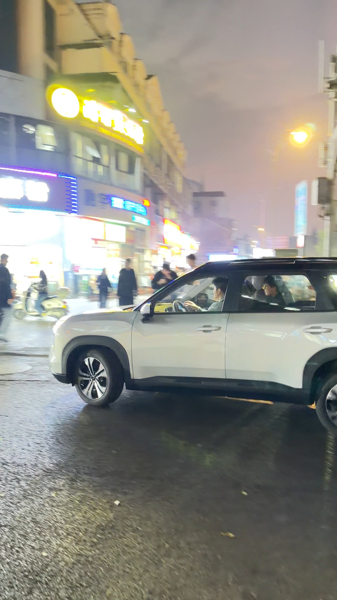 柳州偶遇李晨吃螺蛳粉咱就说谁懂在柳州竟然偶遇到了李晨啊，直接站在车前就嗦粉的晨哥