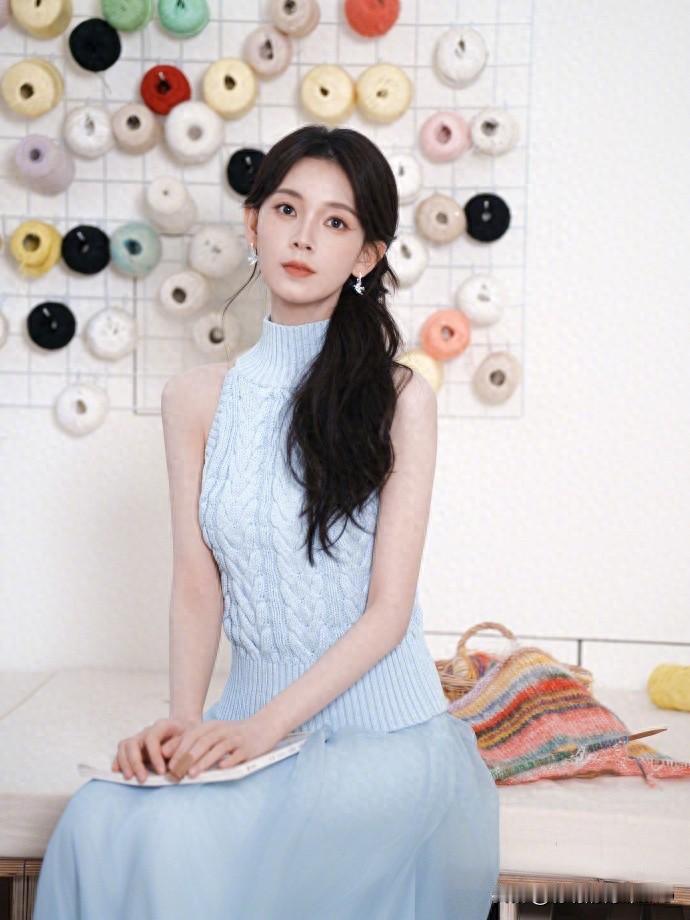 陈瑶淡蓝色裙子优雅迷人，气质绝了