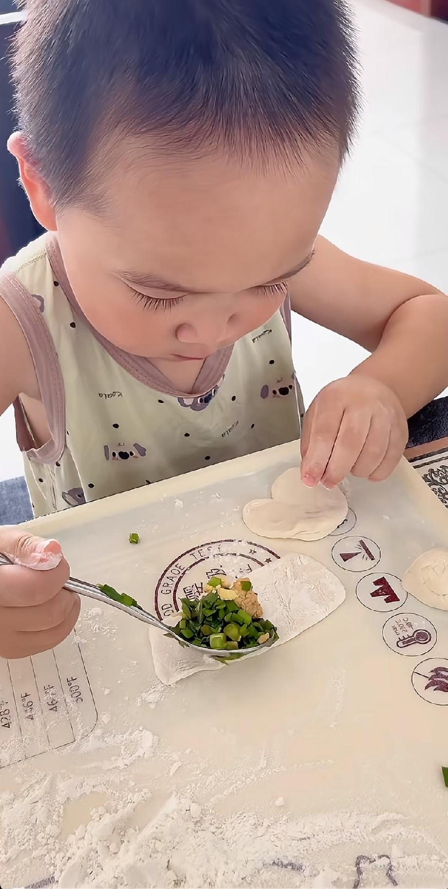 米乐自己包饺子给自己吃，这动手能力也太强了吧，米乐妈妈也是心大啊，米乐包的