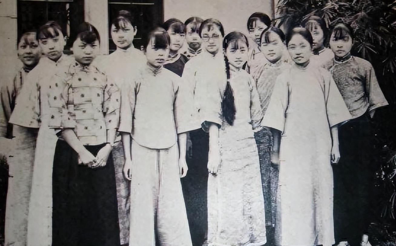 1974年，90岁的杨森娶了17岁的张灵凤，新婚之夜，张灵凤不甘地问道：“你一生