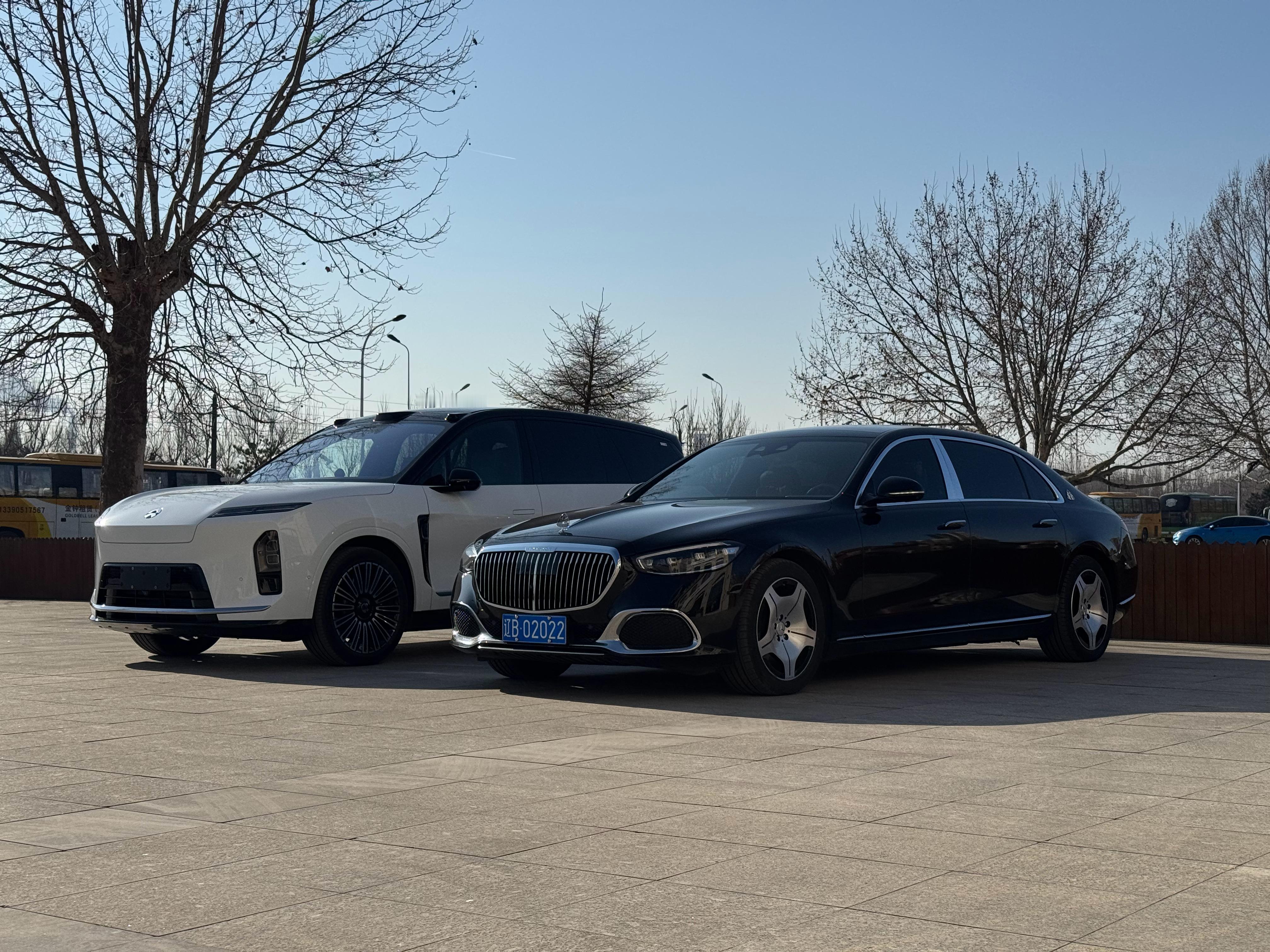 好久没开燃油轿车，今天开巴赫代步迈巴赫这派头真足啊，定位拿捏的也准宾劳之下，BB