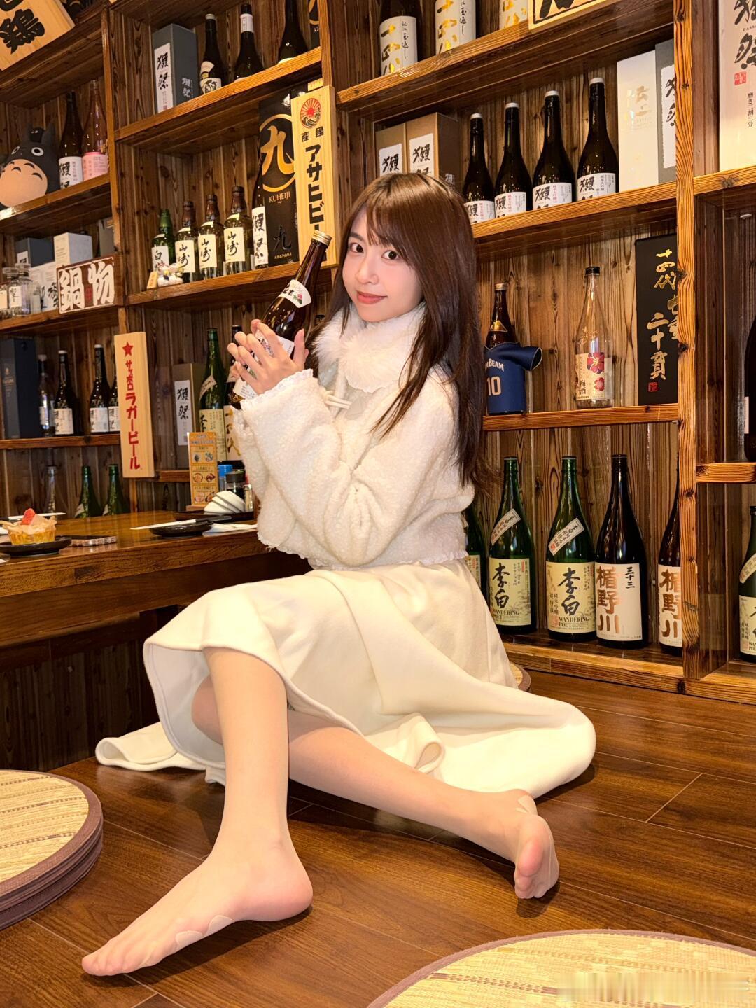 吃日料要脱鞋，露出丝袜小jiojio~​​​