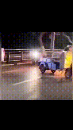 外人是不会惯着你的！女子马路上和男子产生摩擦，暴怒刚要扇男子就被一脚踹飞，女子